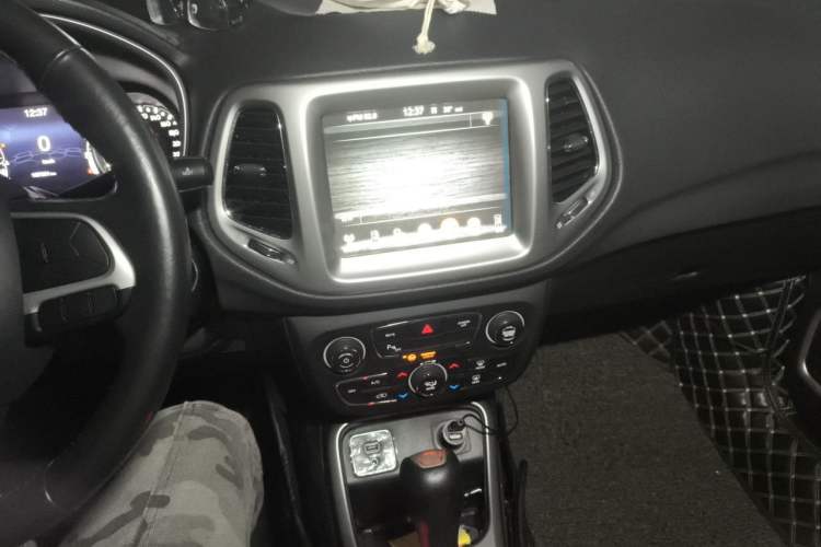 Used Jeep Compass 2017 200T Automatic Family Edition Audio And AC Panel