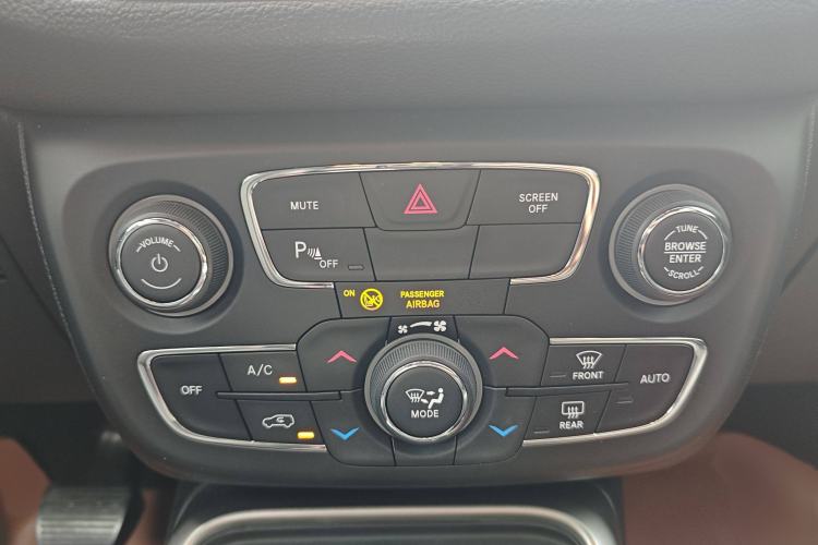 Used Jeep Compass 2017 200T Automatic Family Edition Audio And AC Panel