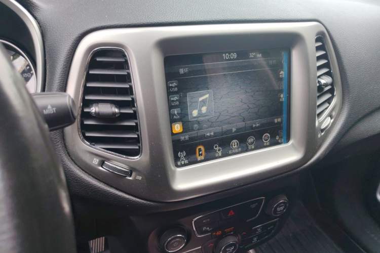 Used Jeep Compass 2017 200T Automatic Family Edition Audio And AC Panel