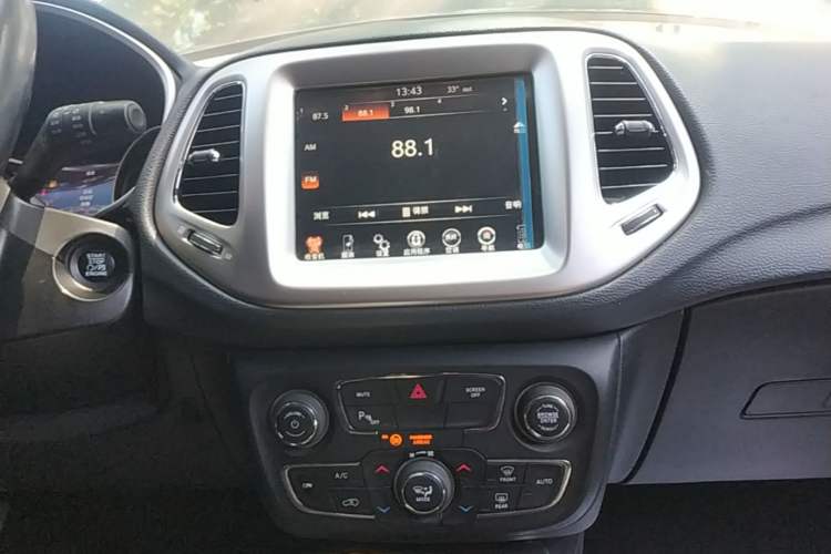 Used Jeep Compass 2017 200T Automatic Family Edition Audio And AC Panel