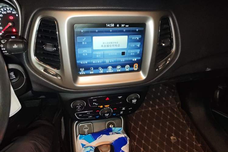 Used Jeep Compass 2017 200T Automatic Family Edition Audio And AC Panel