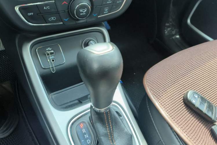 Used Jeep Compass 2017 200T Automatic Family Edition Gear Lever
