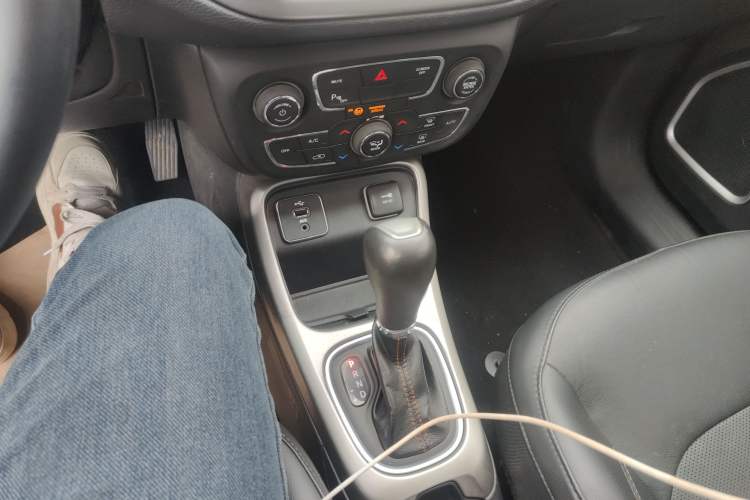 Used Jeep Compass 2017 200T Automatic Family Edition Gear Lever