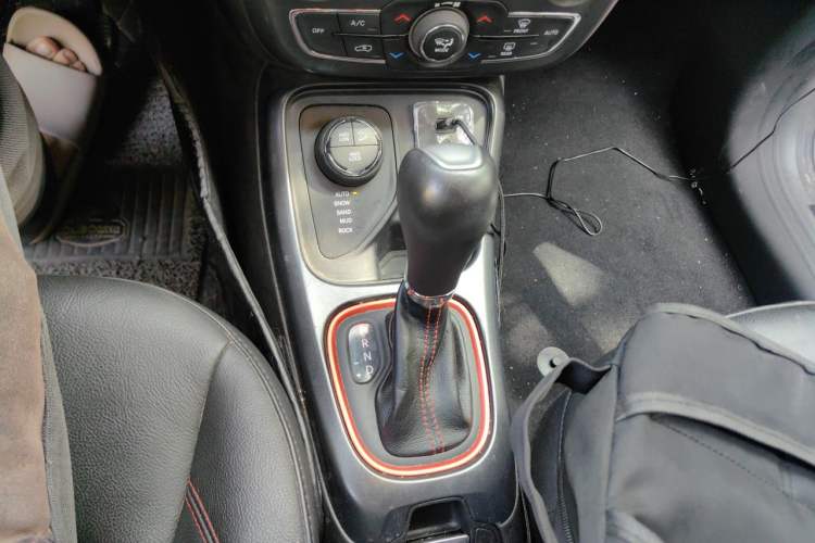 Used Jeep Compass 2017 200TS Automatic High-Performance All-Wheel Drive Edition Gear Lever