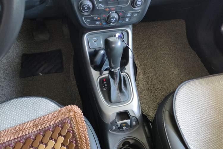 Used Jeep Compass 2017 200T Automatic Family Edition Gear Lever