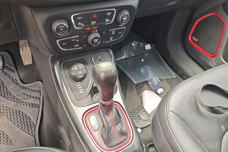 Used Jeep Compass 2017 200TS Automatic High-Performance All-Wheel Drive Edition Gear Lever