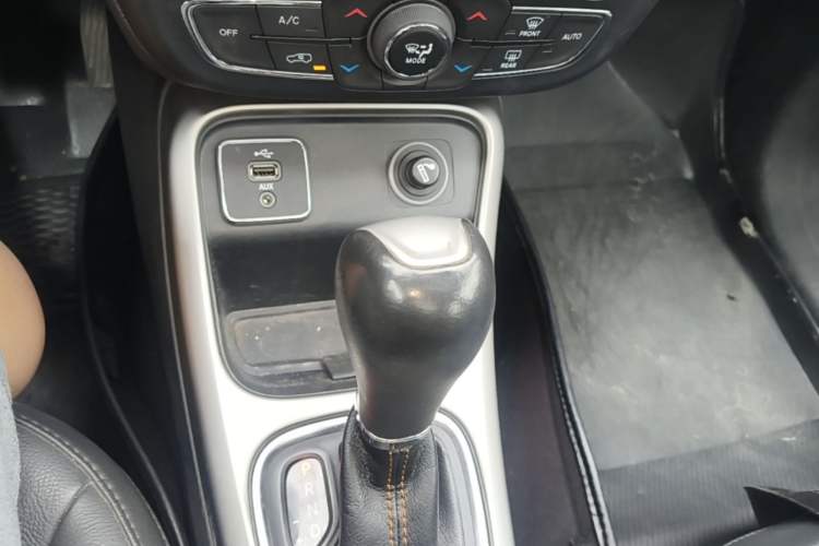Used Jeep Compass 2017 200T Automatic Family Edition Gear Lever