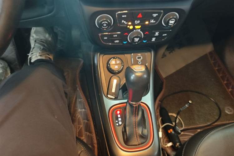 Used Jeep Compass 2017 200TS Automatic High-Performance All-Wheel Drive Edition Gear Lever