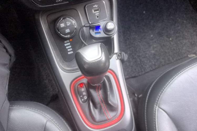 Used Jeep Compass 2017 200TS Automatic High-Performance All-Wheel Drive Edition Gear Lever
