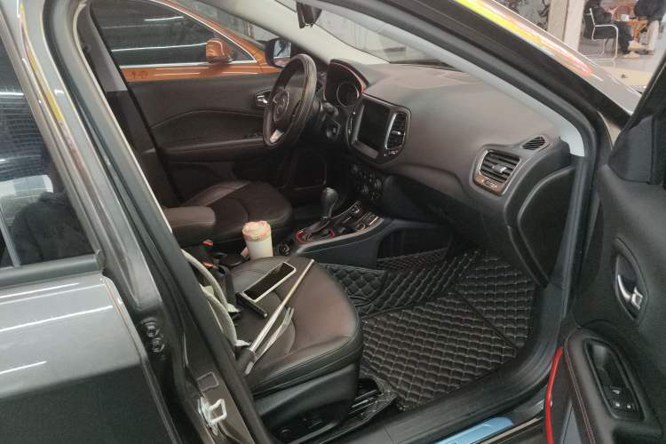 Used Jeep Compass 2017 200TS Automatic High-Performance All-Wheel Drive Edition Right Front Seat