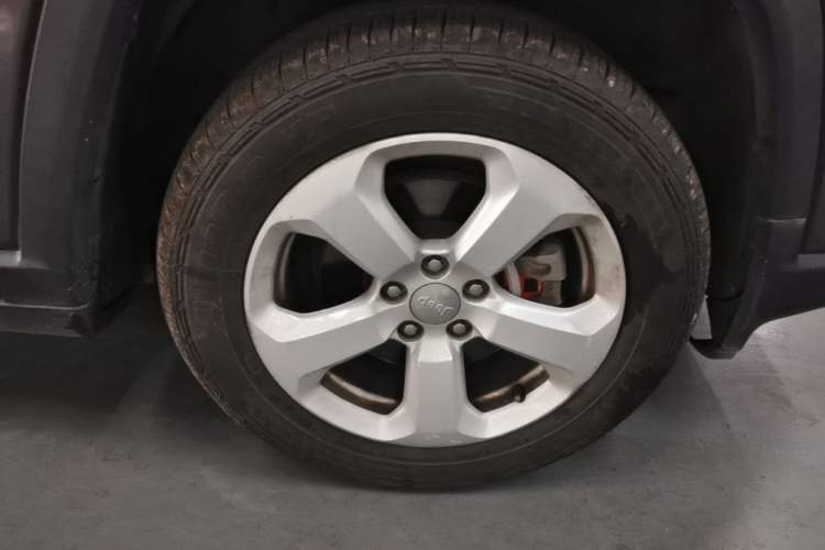 Used Jeep Compass 2017 200T Automatic Family Edition Right Front Wheel Hub