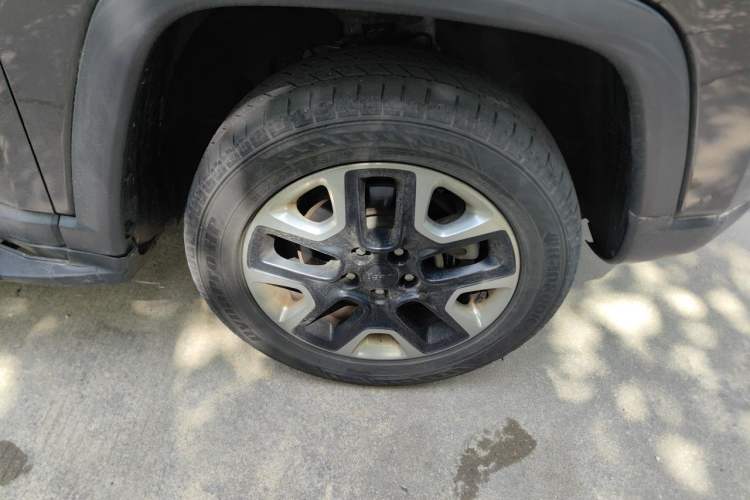 Used Jeep Compass 2017 200TS Automatic High-Performance All-Wheel Drive Edition Right Front Wheel Hub
