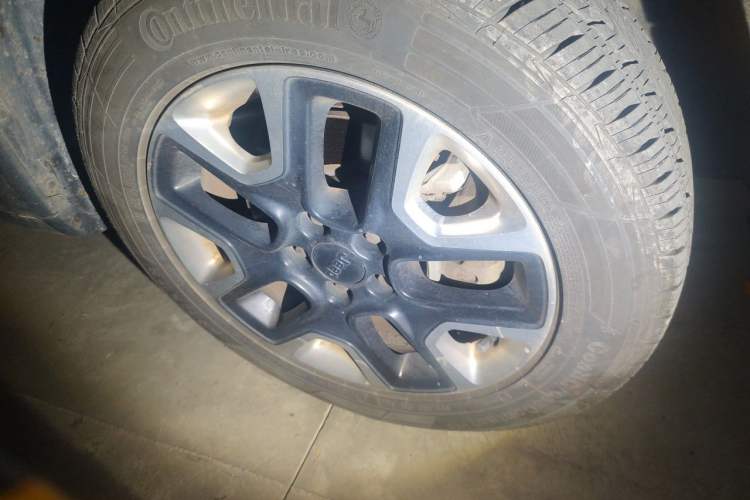 Used Jeep Compass 2017 200TS Automatic High-Performance All-Wheel Drive Edition Right Front Wheel Hub