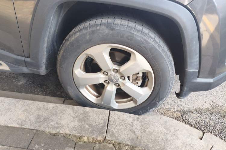Used Jeep Compass 2017 200T Automatic Family Edition Right Front Wheel Hub
