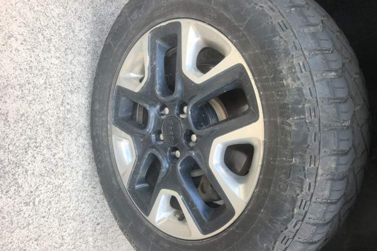 Used Jeep Compass 2017 200TS Automatic High-Performance All-Wheel Drive Edition Right Front Wheel Hub