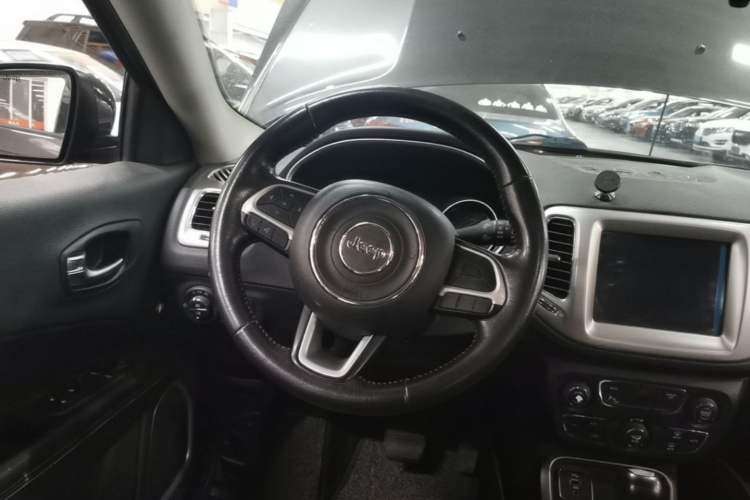 Used Jeep Compass 2017 200T Automatic Family Edition Steering Wheel