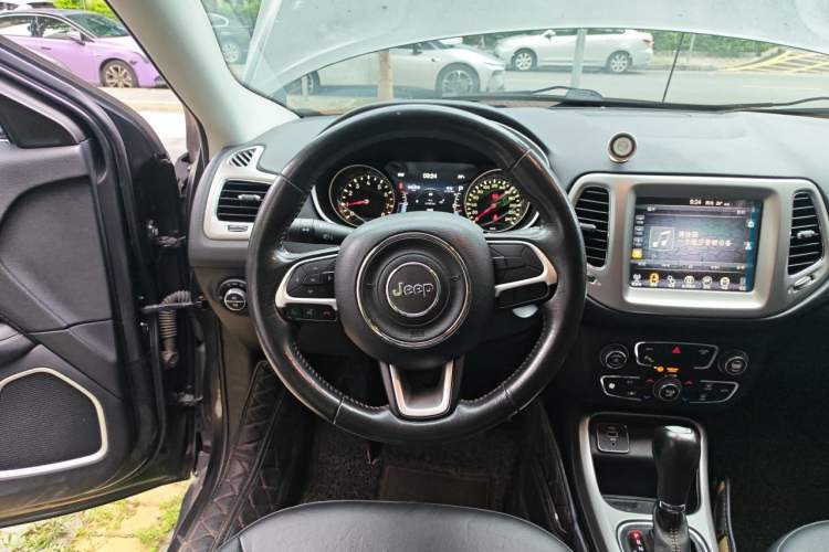 Used Jeep Compass 2017 200T Automatic Family Edition Steering Wheel