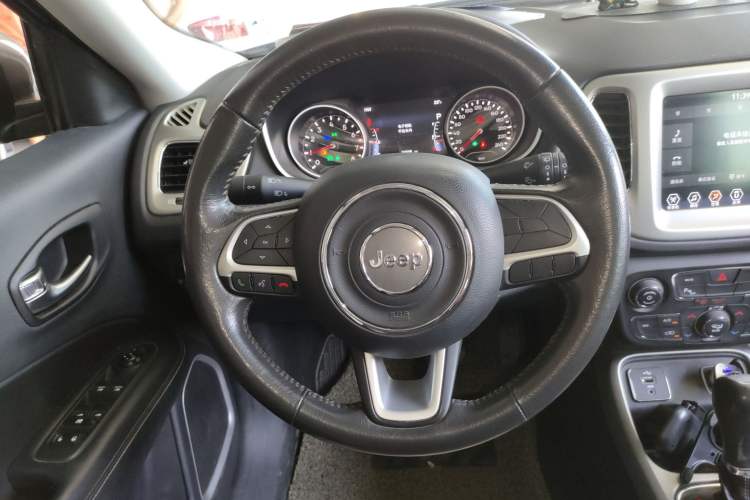 Used Jeep Compass 2017 200T Automatic Family Edition Steering Wheel