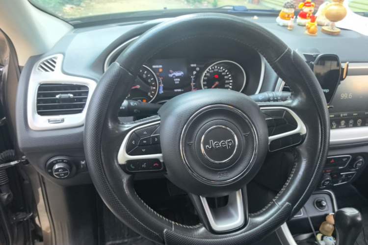 Used Jeep Compass 2017 200T Automatic Family Edition Steering Wheel