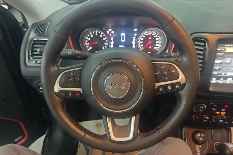 Used Jeep Compass 2017 200TS Automatic High-Performance All-Wheel Drive Edition Steering Wheel