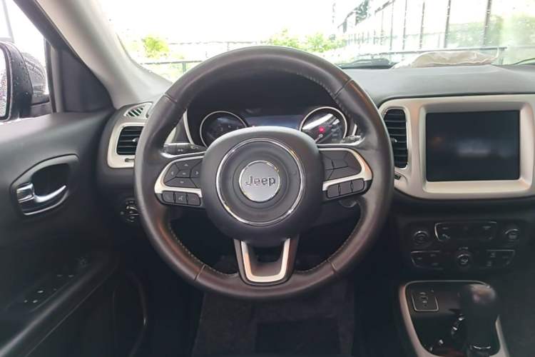 Used Jeep Compass 2017 200T Automatic Family Edition Steering Wheel