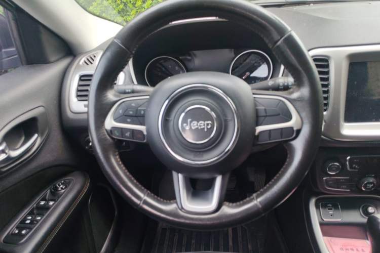Used Jeep Compass 2017 200T Automatic Family Edition Steering Wheel