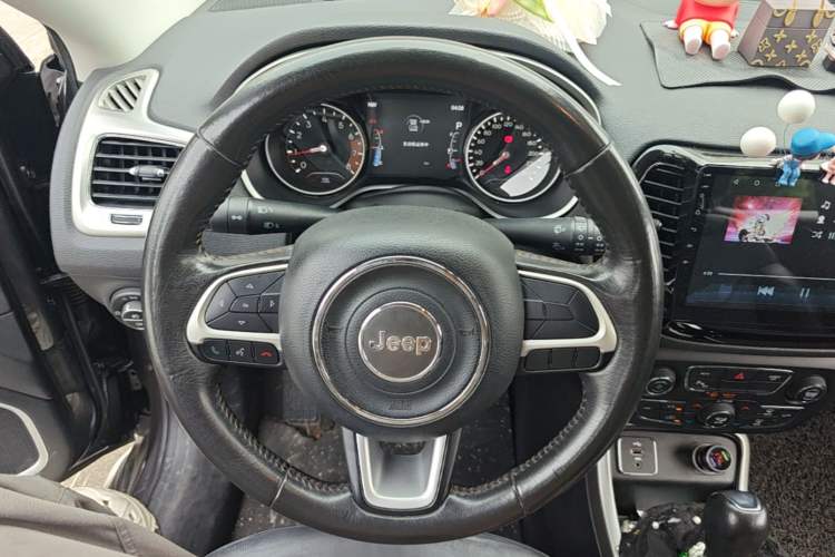 Used Jeep Compass 2017 200T Automatic Family Edition Steering Wheel