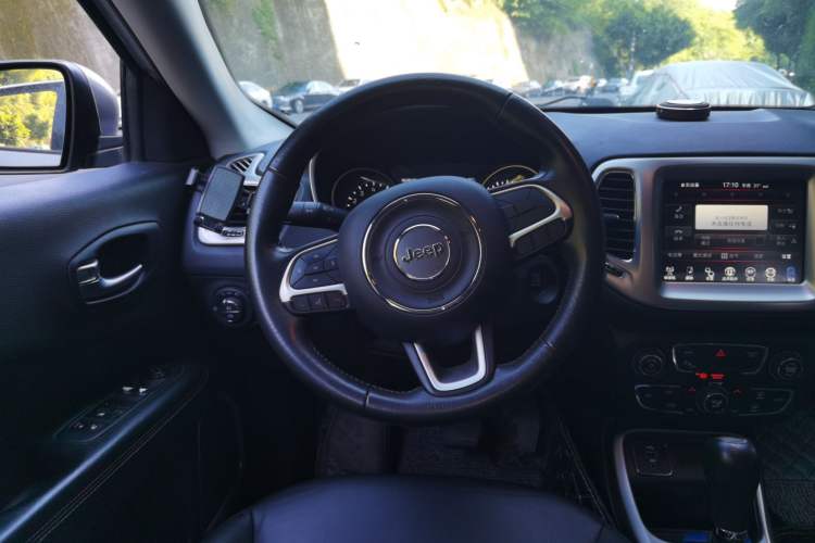 Used Jeep Compass 2017 200T Automatic Family Edition Steering Wheel