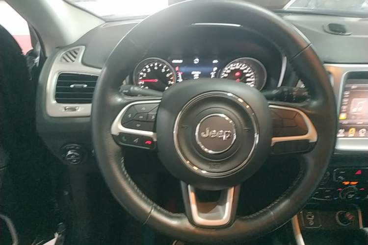 Used Jeep Compass 2017 200T Automatic Family Edition Steering Wheel