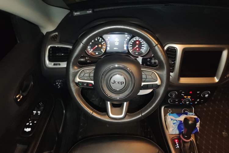Used Jeep Compass 2017 200T Automatic Family Edition Steering Wheel