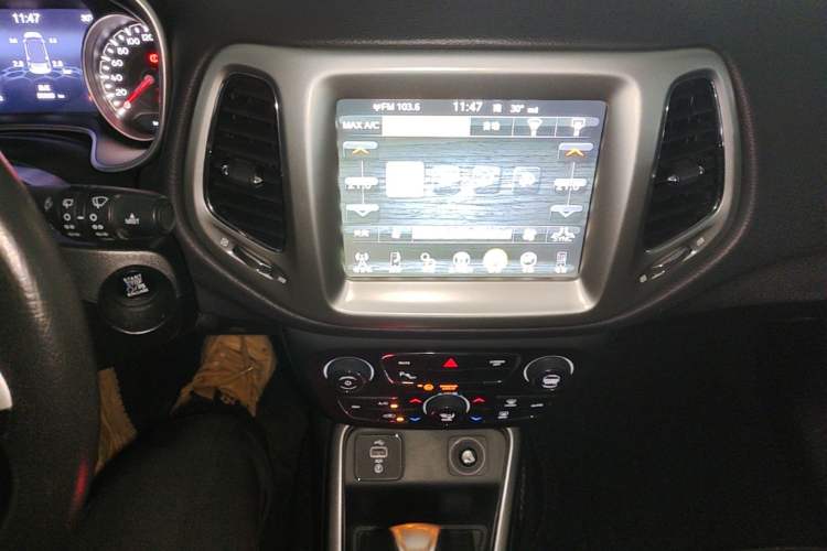 Used Jeep Compass 2017 200T Automatic Family Edition Audio And AC Panel