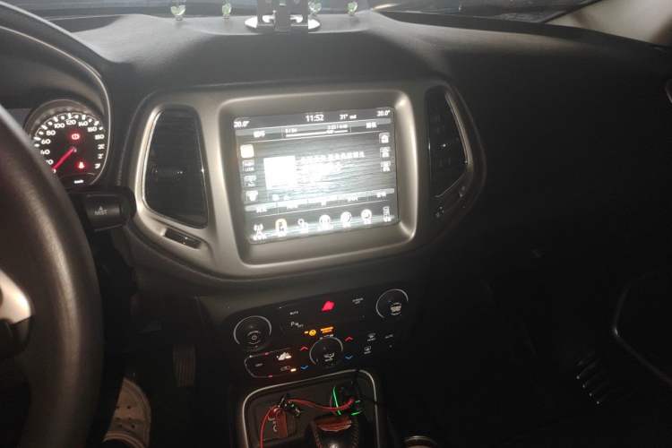 Used Jeep Compass 2017 200T Automatic Family Edition Audio And AC Panel