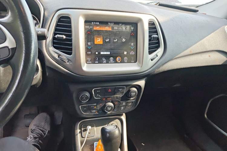 Used Jeep Compass 2017 200T Automatic Family Edition Audio And AC Panel