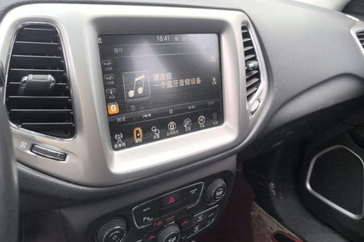 Used Jeep Compass 2017 200T Automatic Family Edition Audio And AC Panel