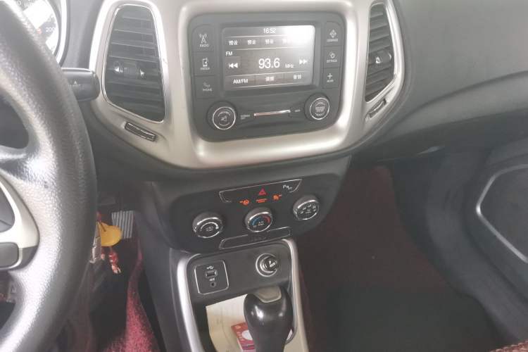 Used Jeep Compass 2017 200T Automatic Comfort Edition Audio And AC Panel