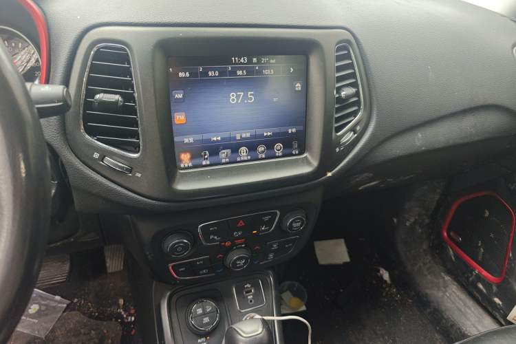 Used Jeep Compass 2017 200TS Automatic High-Performance All-Wheel Drive Edition Audio And AC Panel