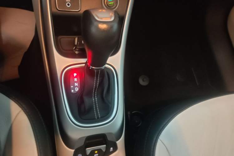 Used Jeep Compass 2017 200T Automatic Family Edition Gear Lever