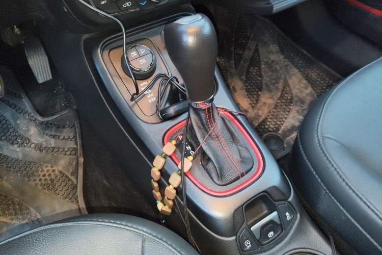 Used Jeep Compass 2017 200TS Automatic High-Performance All-Wheel Drive Edition Gear Lever