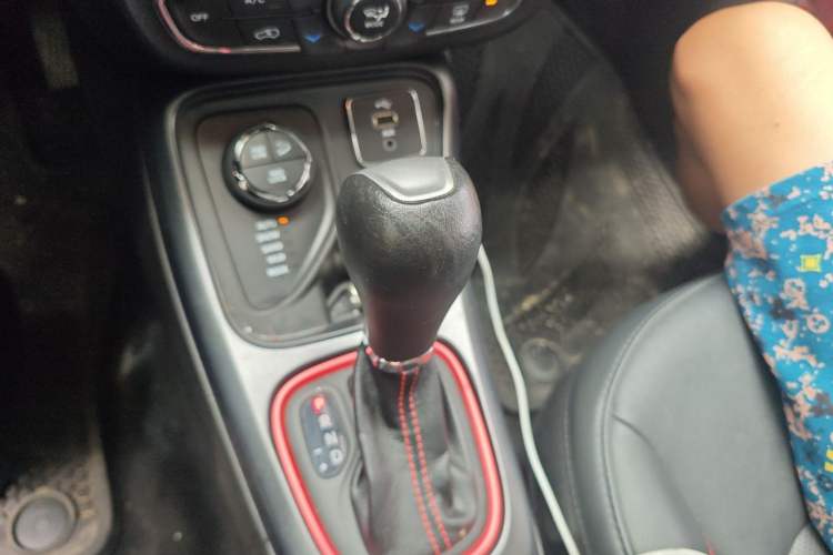 Used Jeep Compass 2017 200TS Automatic High-Performance All-Wheel Drive Edition Gear Lever