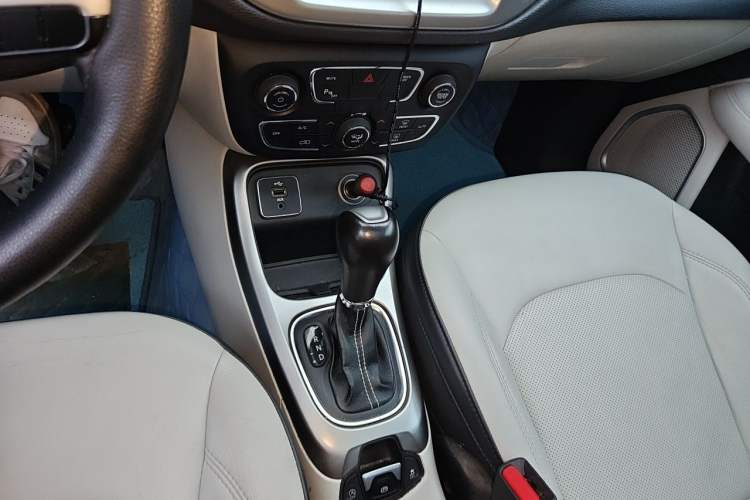 Used Jeep Compass 2017 200T Automatic Family Edition Gear Lever