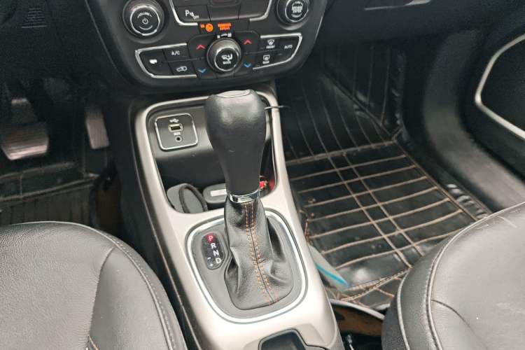 Used Jeep Compass 2017 200T Automatic Family Edition Gear Lever