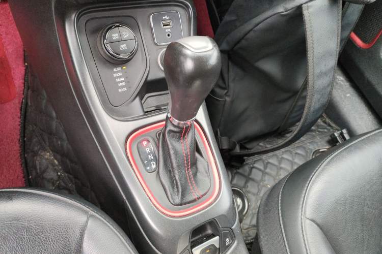 Used Jeep Compass 2017 200TS Automatic High-Performance All-Wheel Drive Edition Gear Lever