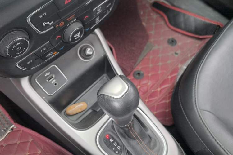 Used Jeep Compass 2017 200T Automatic Family Edition Gear Lever