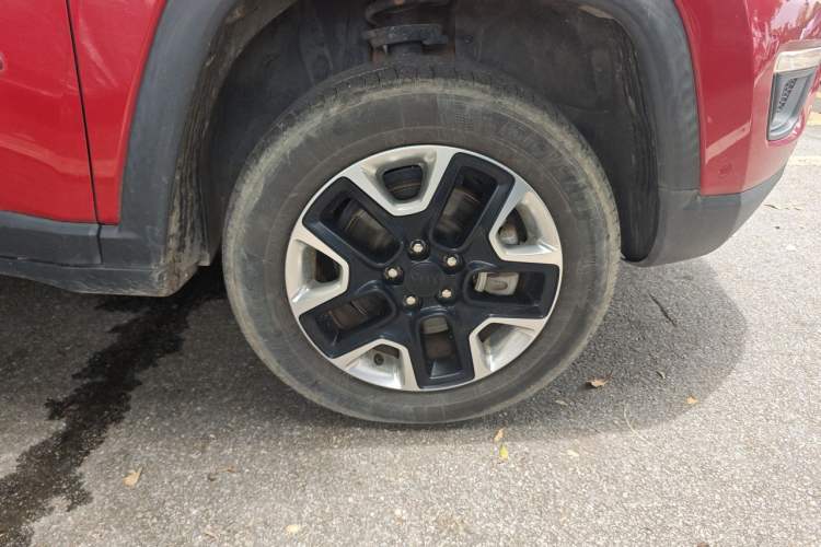 Used Jeep Compass 2017 200TS Automatic High-Performance All-Wheel Drive Edition Right Front Wheel Hub