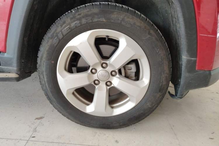 Used Jeep Compass 2017 200T Automatic Family Edition Right Front Wheel Hub