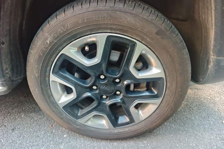 Used Jeep Compass 2017 200TS Automatic High-Performance All-Wheel Drive Edition Right Front Wheel Hub