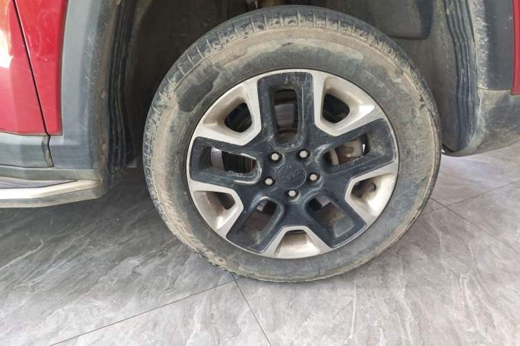 Used Jeep Compass 2017 200TS Automatic High-Performance All-Wheel Drive Edition Right Front Wheel Hub