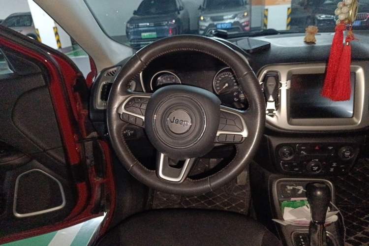 Used Jeep Compass 2017 200T Automatic Family Edition Steering Wheel