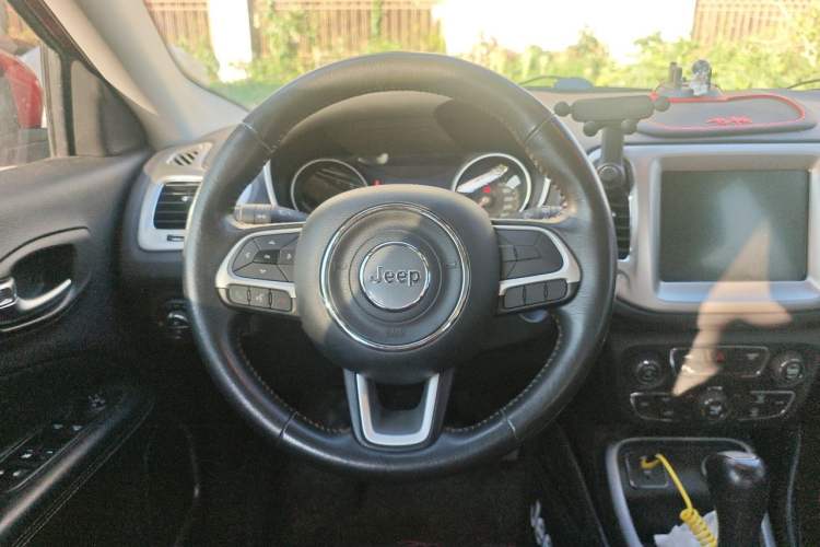Used Jeep Compass 2017 200T Automatic Family Edition Steering Wheel