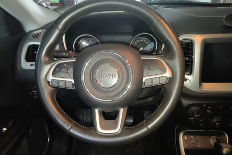 Used Jeep Compass 2017 200T Automatic Family Edition Steering Wheel
